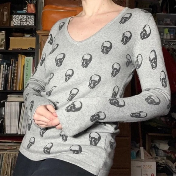 Philosophy Women's Gray Black Skull Print Angora Blend V-Neck Soft Sweater Sz M - Picture 1 of 11